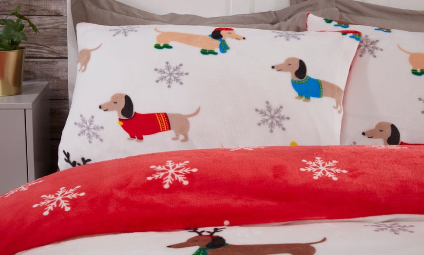 Image 3: Winter Sausage Dogs Duvet Set