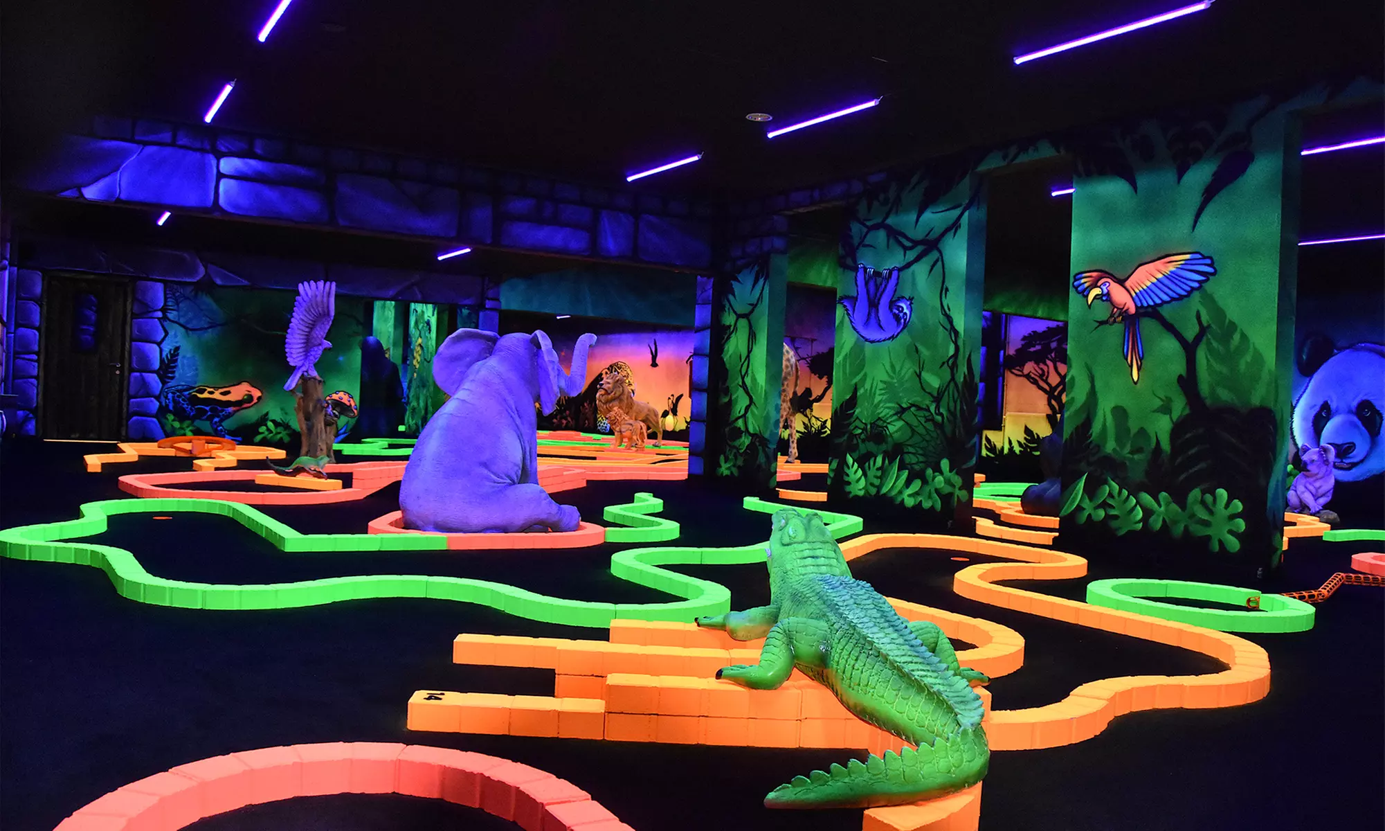 Smash een hole-in-one: 18 holes glowgolf