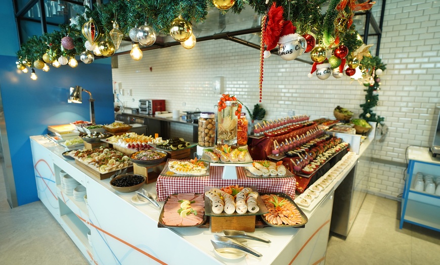 Image 2: 4* Festive Buffet with Beverages: Child (AED 79), Adult (AED 169)!