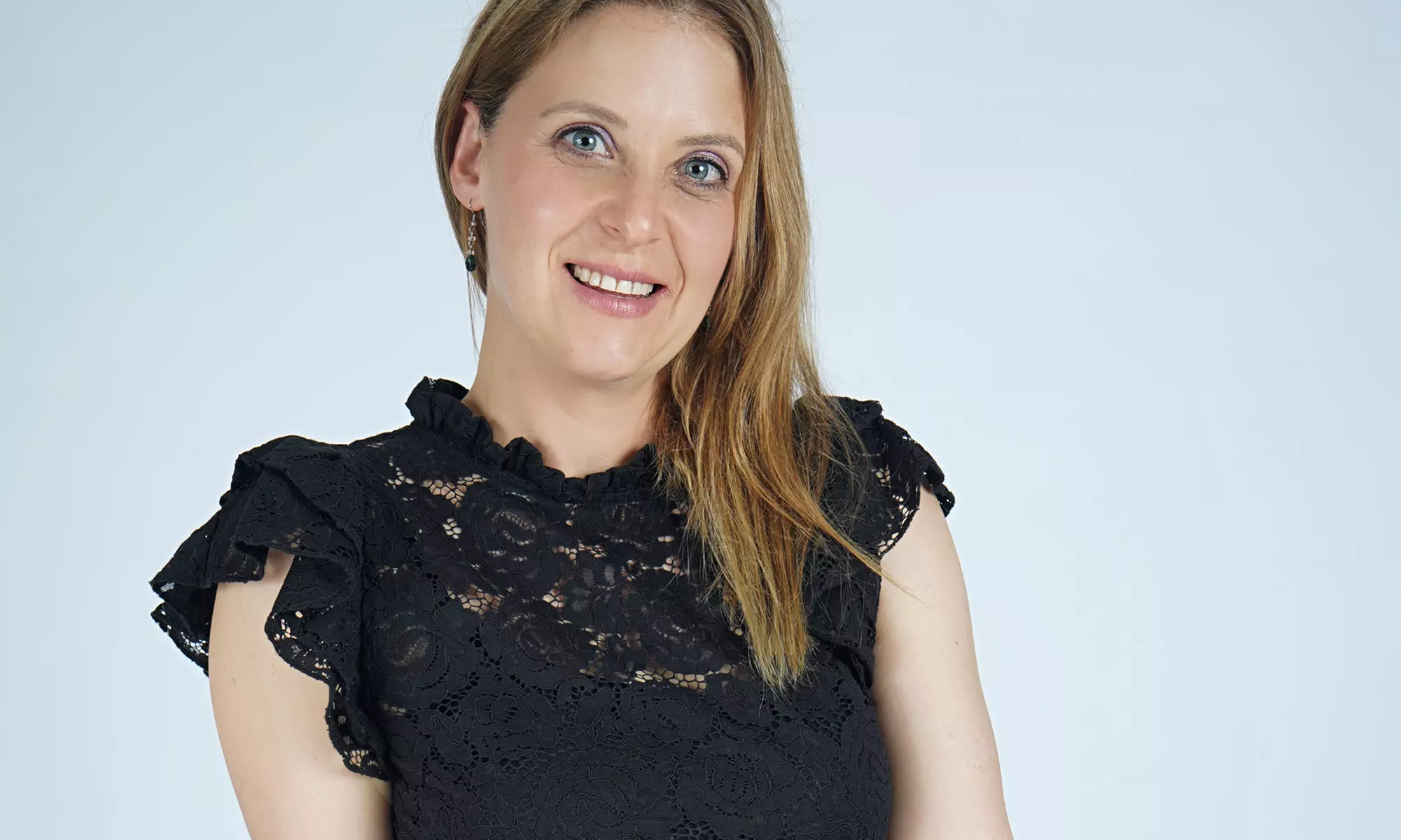 Microneedling facial con ácido hialurónico, vitaminas y colágeno