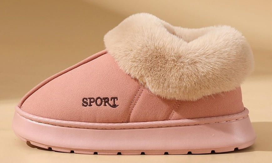 Image 10: Padded furry non-slip shoes