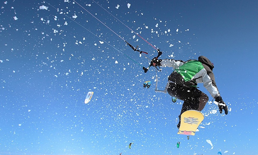 Image 3: Snowkiting