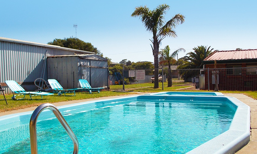 Image 5: Victor Harbour: Coastal Stay for Four