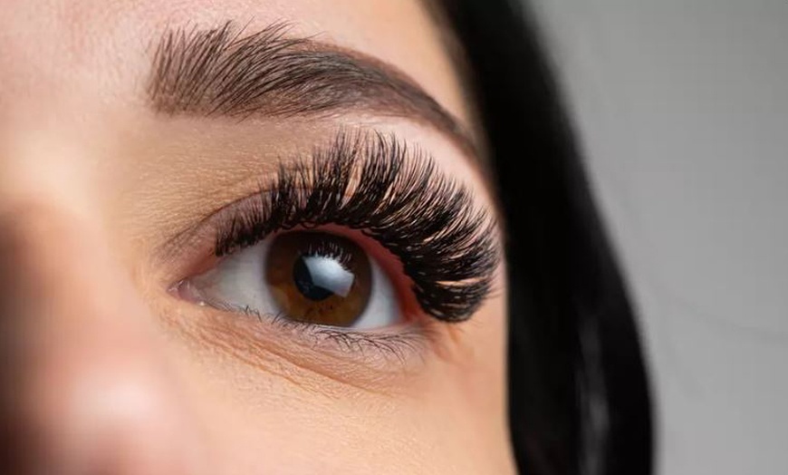 Image 1: Wimpernverlängerung in der 1:1- oder Volumentechnik, opt. mit Refill