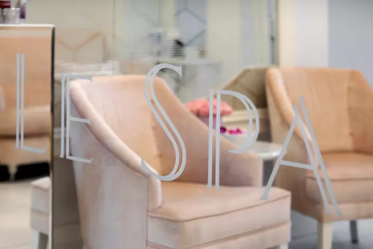 Zabiegi na twarz z opcją masażu i terapii światłem