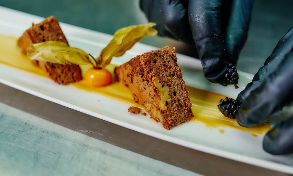 Saborea la tradición mediterránea: menú con botella de vino para 2 o 4