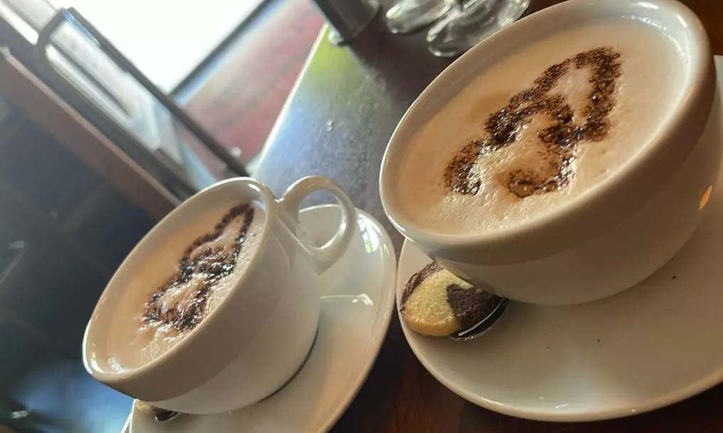 Authentische sächsische Speisen in historischer Dorfidylle genießen