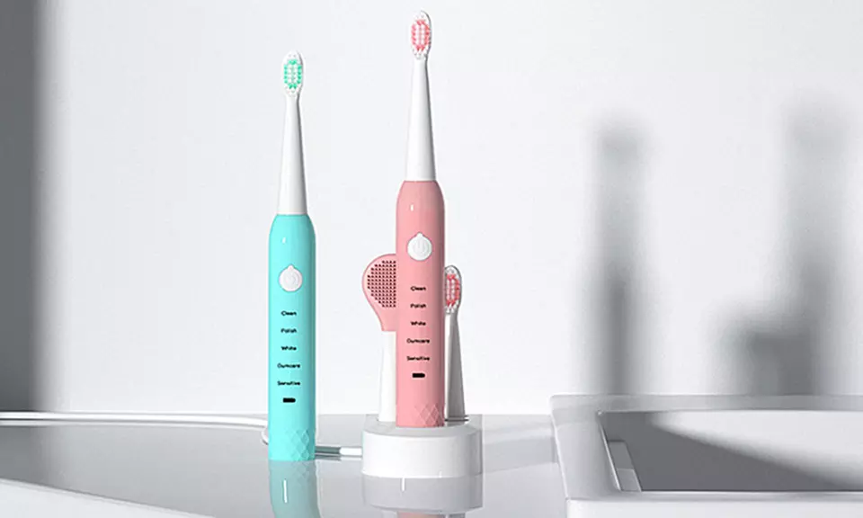 Brosse à dents électrique avec 4 têtes, chargeur et nettoyeur facial - Primary Image