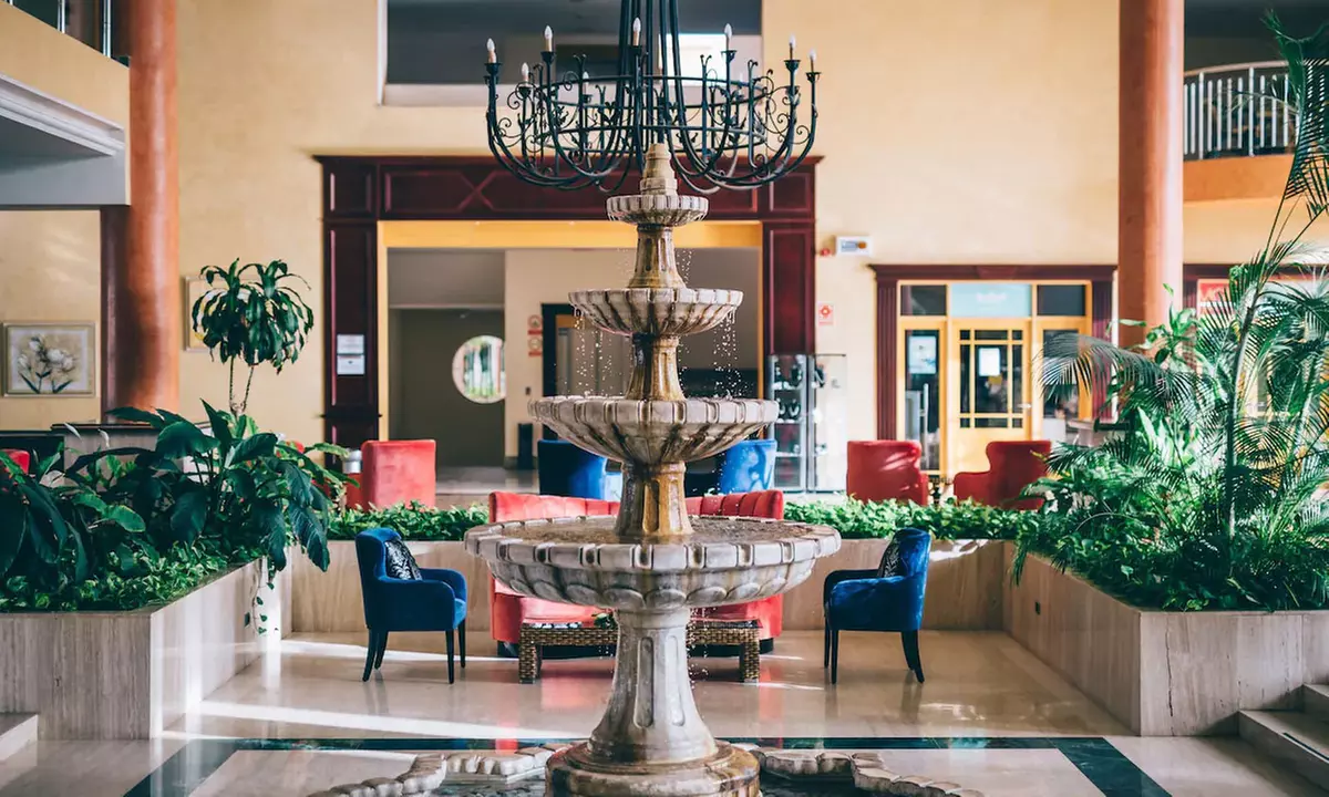 Cena para 2 o 4 personas con bebida ilimitada y cóctel en hotel 5*