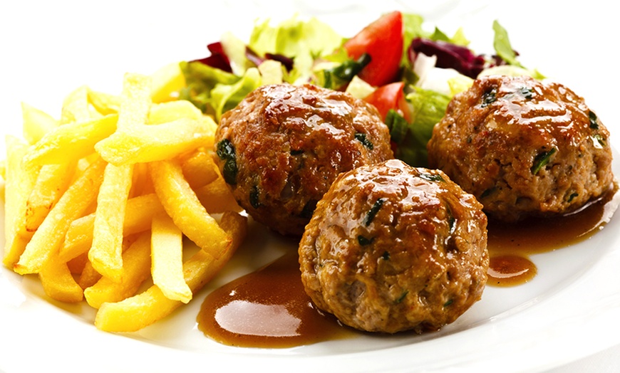 Image 1: Boulettes, frites au Renoir Tea Room