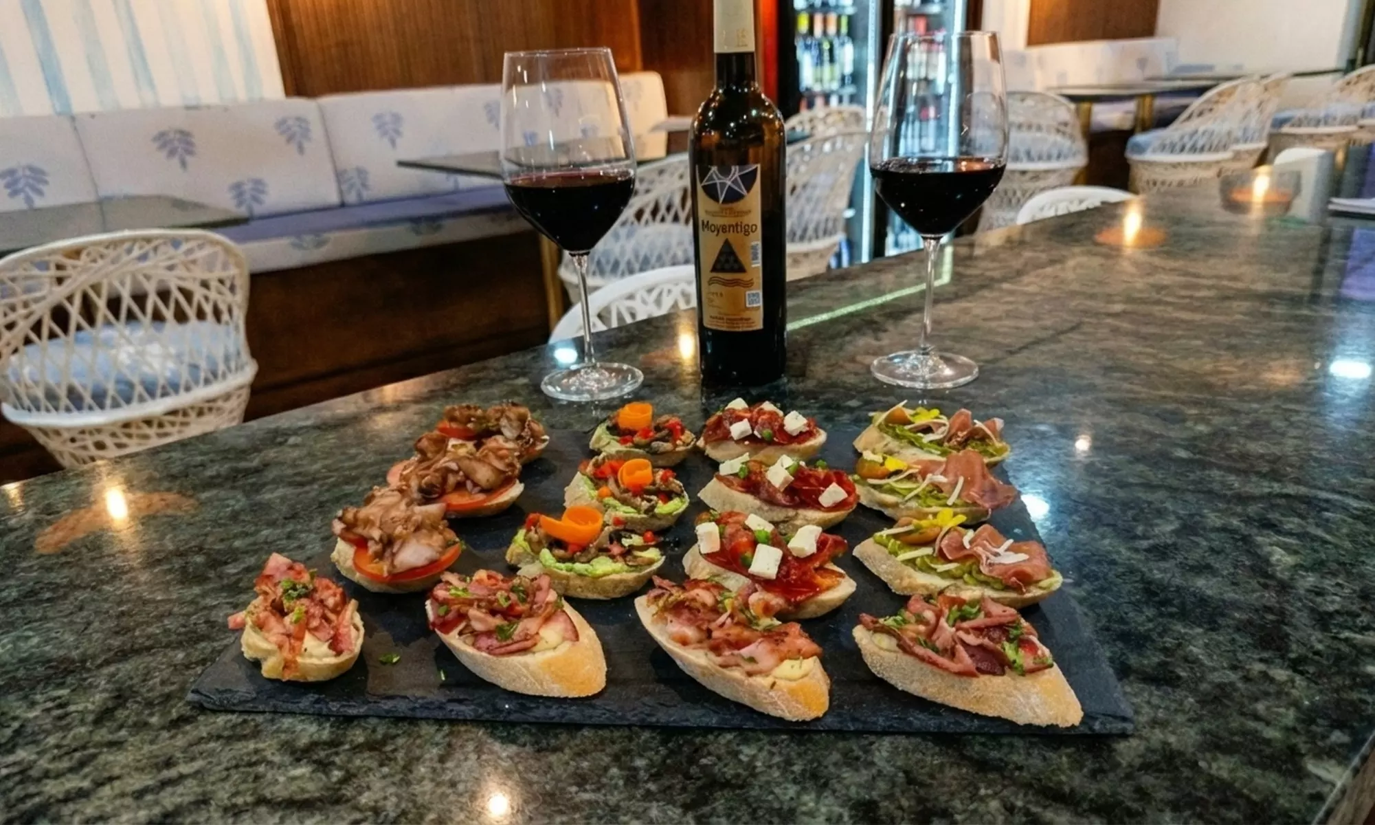 Tabla de montaditos gourmet para 2 o 4 personas con botella de vino