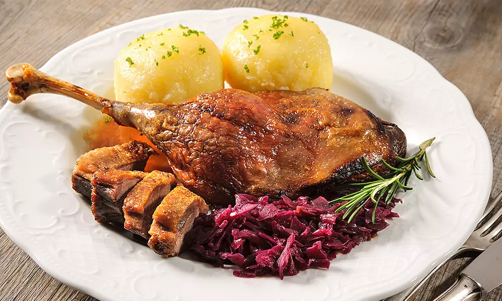Festtagsgenuss ohne Aufwand: Gänsekeule mit Rotkohl & Klößen zum Abholen für 2 oder 4 Personen (bis 46% sparen) - Primary Image