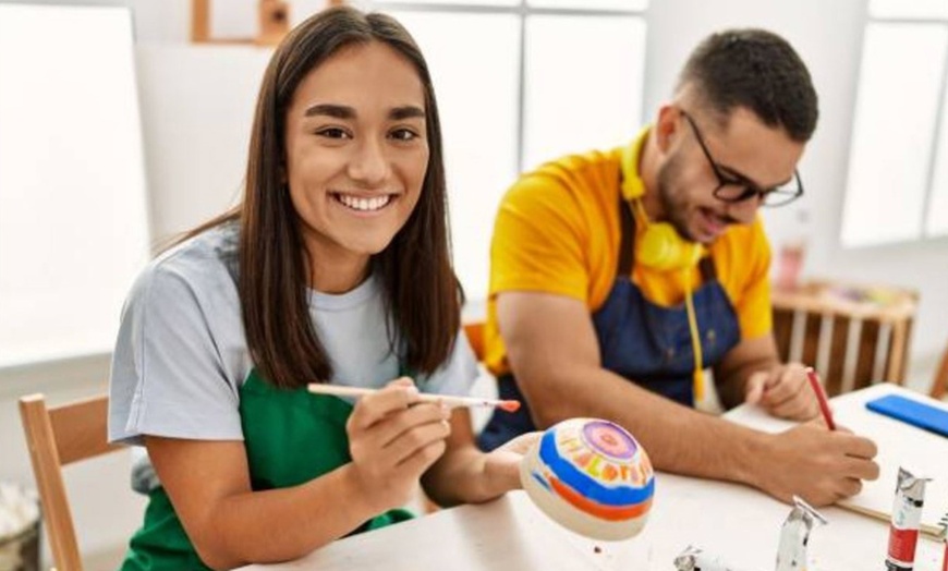 Image 1: ¡Taller de pintura en cerámica con bebidas para 1 o 2 personas!