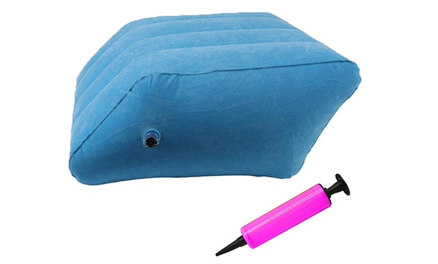 Image 2: Inflatable Leg Pillow with a Manual Inflating Pump