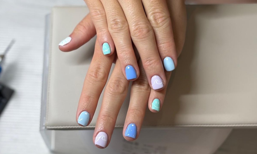 Image 1: Uñas listas: sesión de manicura o pedicura con esmalte semipermanente