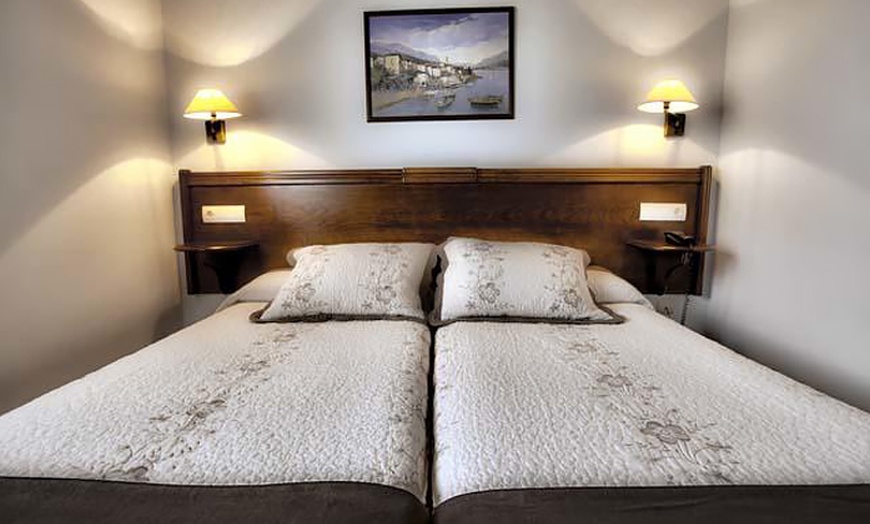 Image 6: Asturias: habitación doble para 2 personas con acceso a spa