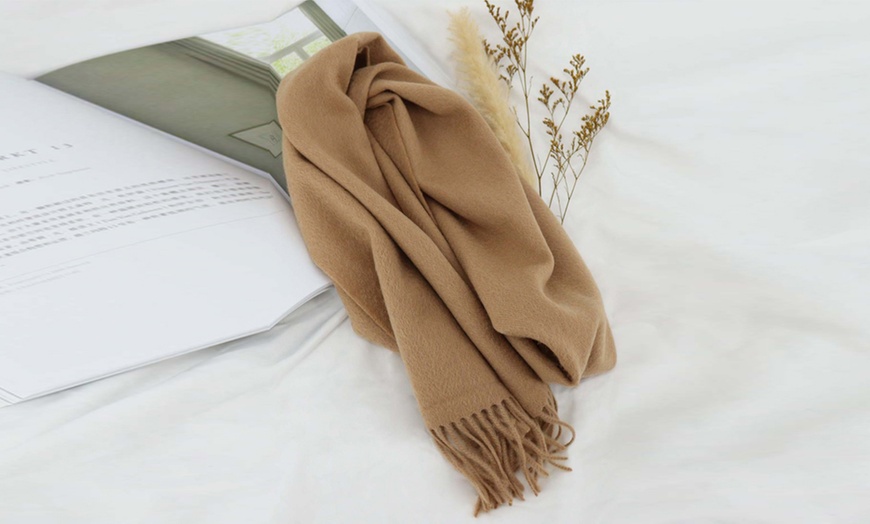Image 7: Bufanda de lana con flecos