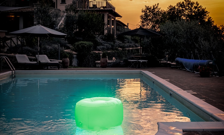 Image 10: Pouf gonflable Innovagoods avec éclairage LED