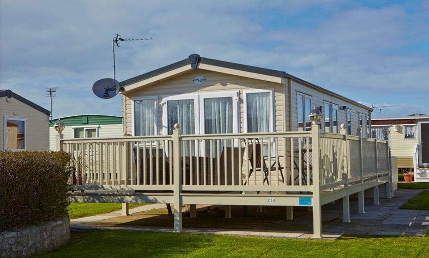 Image 2: Llandudno: 3- or 4-Night Caravan Stay with Wine