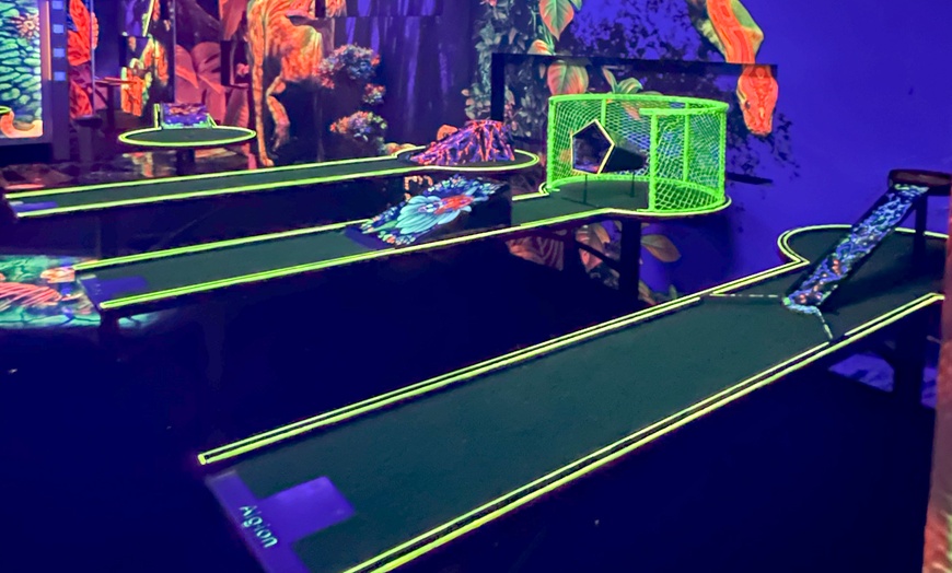 Image 2: Spaß & Action: 3D Neon Minigolf oder 3D Pit-Pat für 2-4 Personen