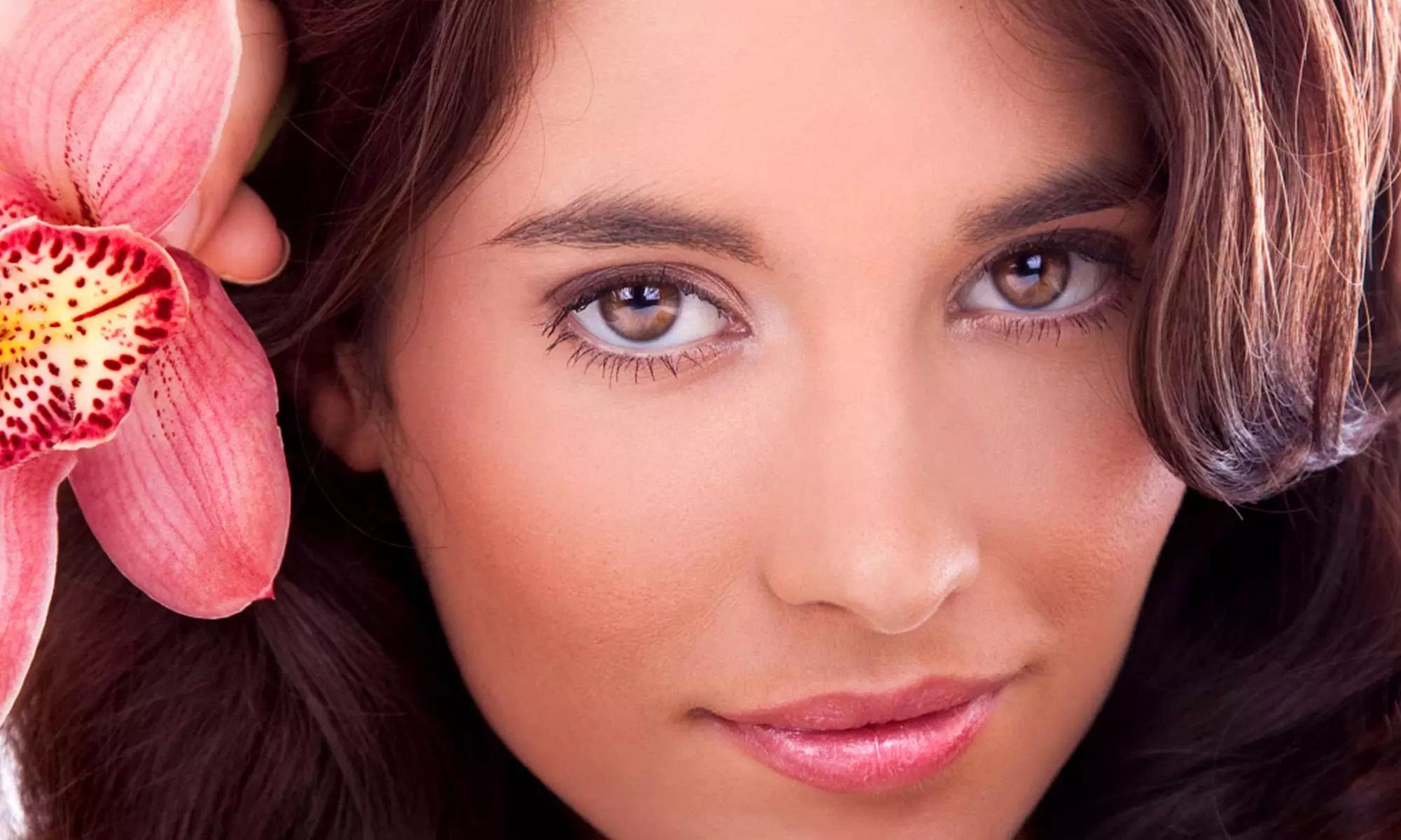 One or Three Microcurrent Face-lifting Sessions with LED Light Therapy at Muah Spa (Up to 56% Off) - Primary Image