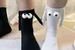 2er-Set magnetische „Hand-in Hand“-Socken in Schwarz und Weiß - Image 3