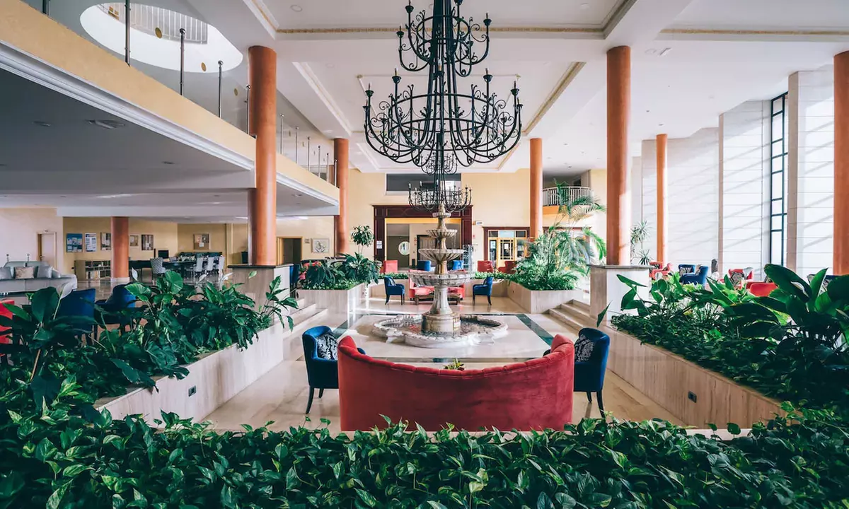 Cena para 2 o 4 personas con bebida ilimitada y cóctel en hotel 5*