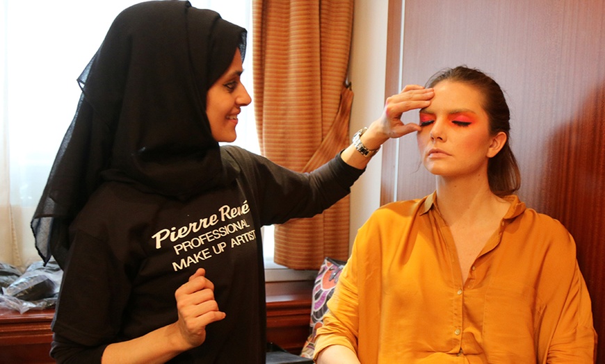 Image 2: Make-Up Masterclass and Brush Set