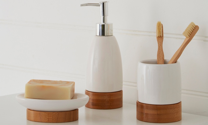 Image 4: Three-Piece Bamboo Bathroom Set