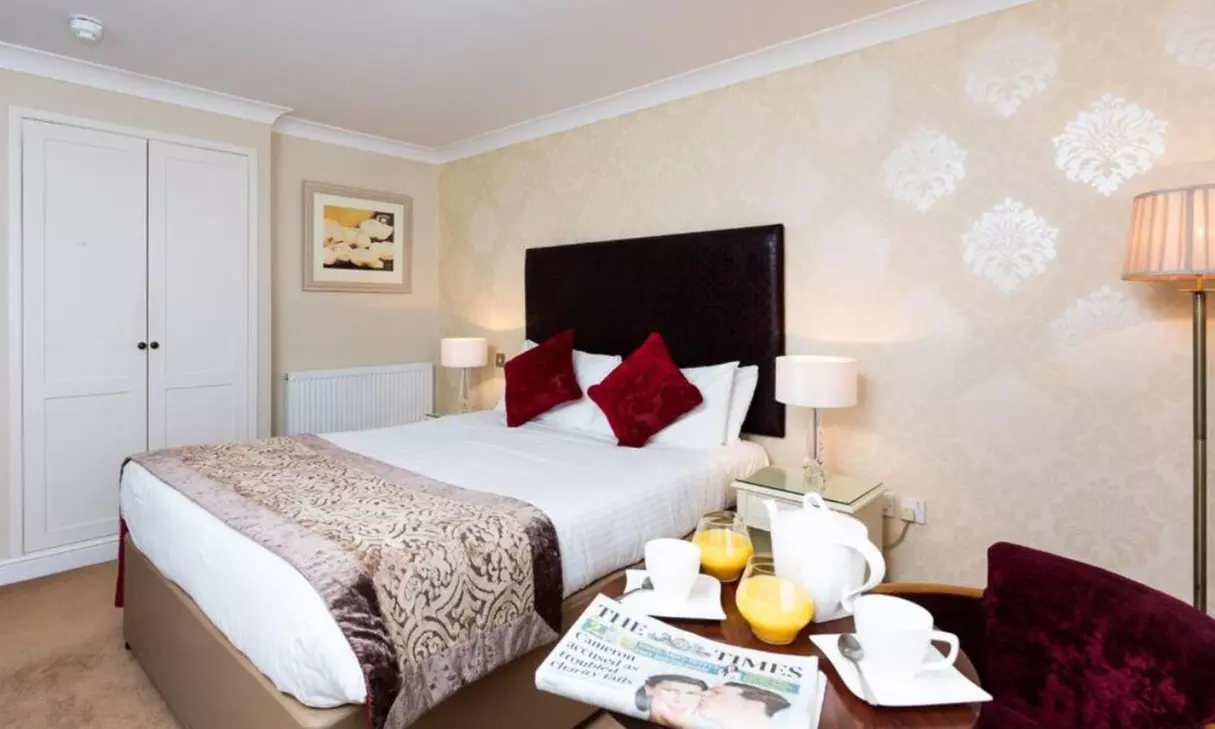 Greater Manchester: 2 Nights with Breakfast, Dinner and Bottle of Wine