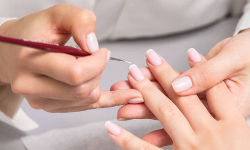 Image 1: 1 o 3 sesiones de manicura, pedicura o ambas a elegir para 1 persona