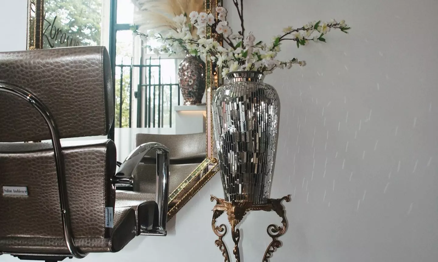 Je wenkbrauwen zijn de lijsten van je ogen: browbehandeling naar keuze