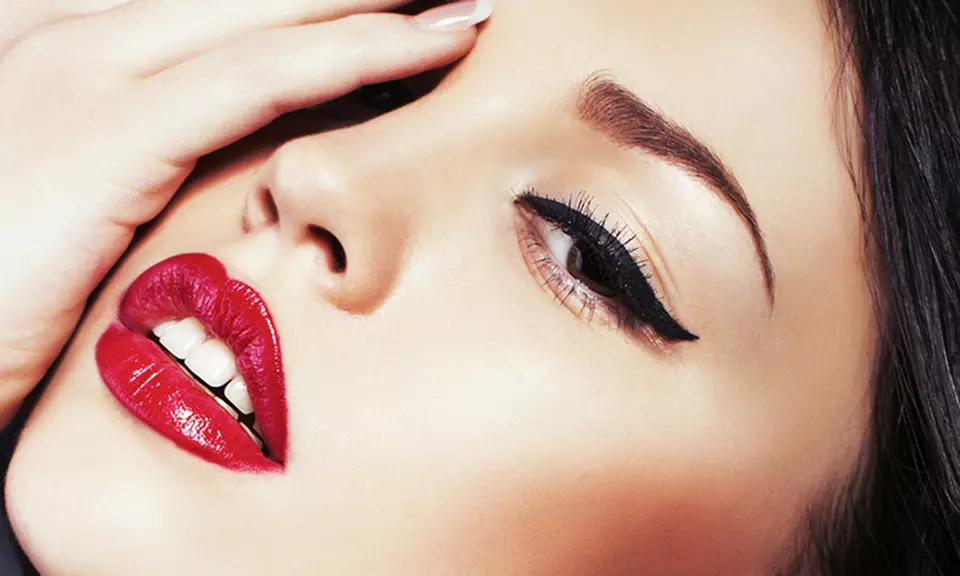 Makijaż permanentny: kreska oka (od 99,99 zł) lub kontur ust (199,99 zł) w Salonie Abella - Primary Image
