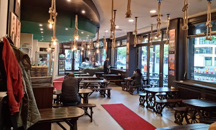 Ein Humus-Gericht nach Wahl inklusive ein Dessert für 1, 2 od. 4 Pers.