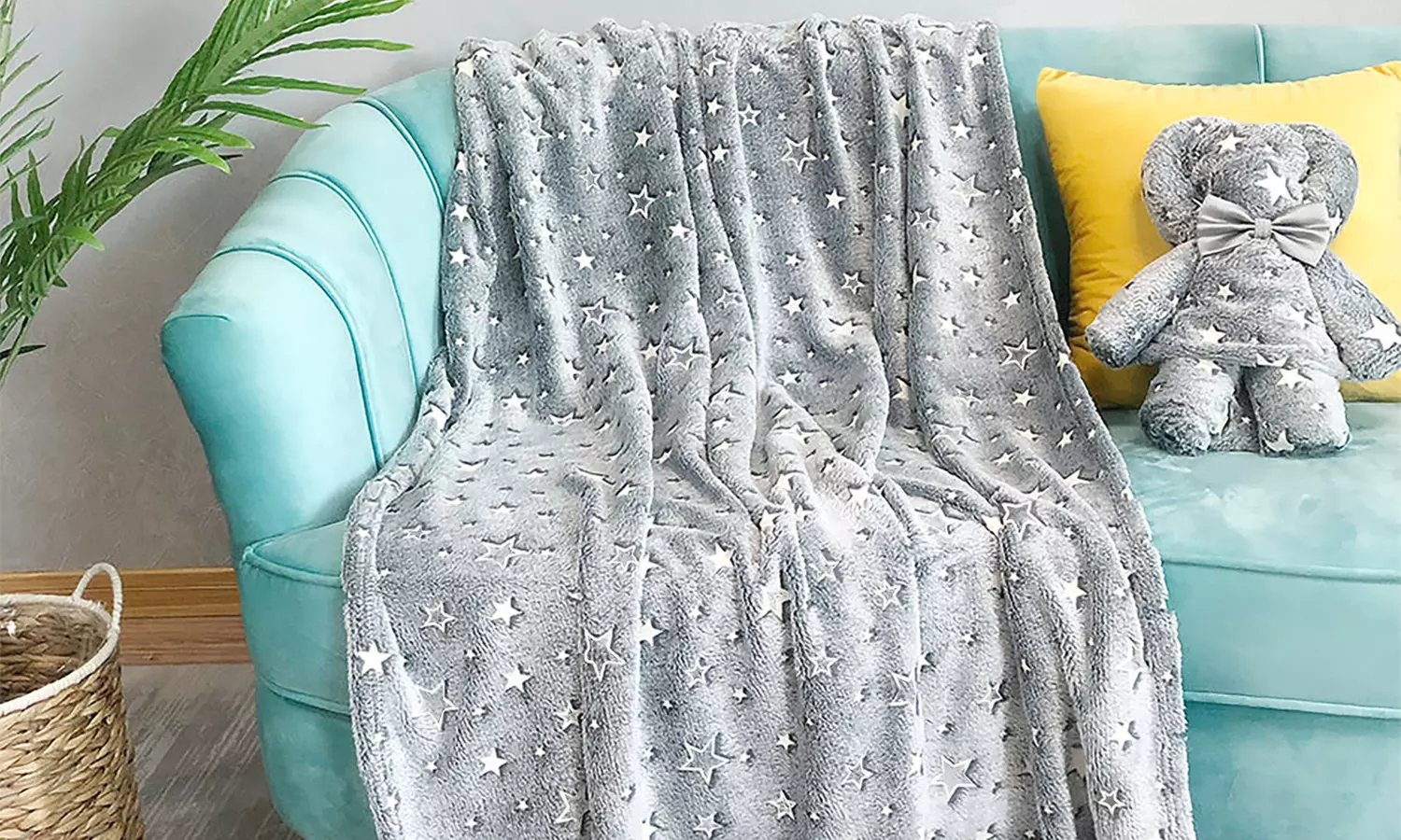 Kuscheldecke mit leuchtendem Stern- und Mond-Muster