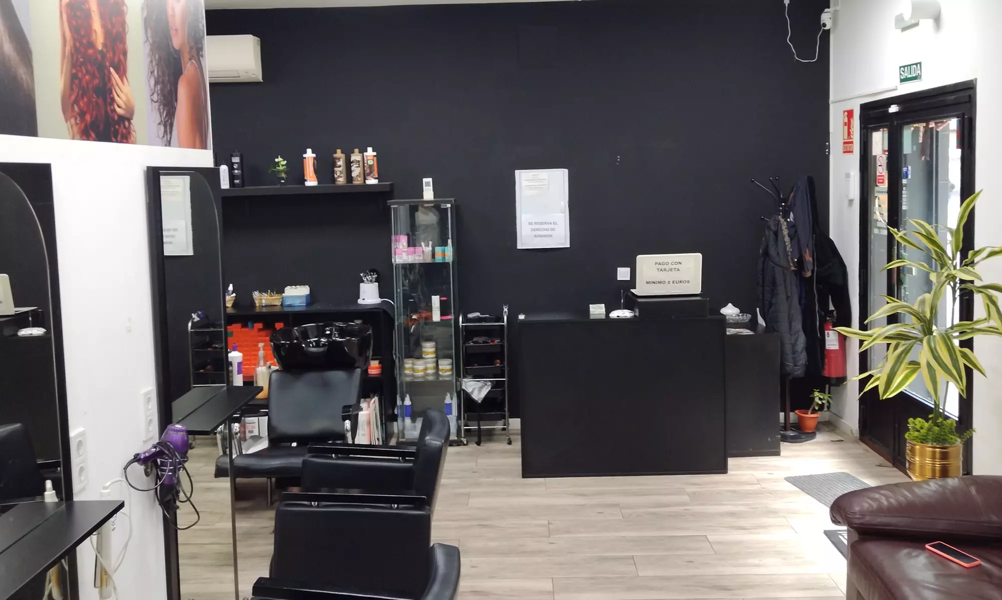 Sesión de peluquería con corte, tratamiento y tinte en Virginia Arias