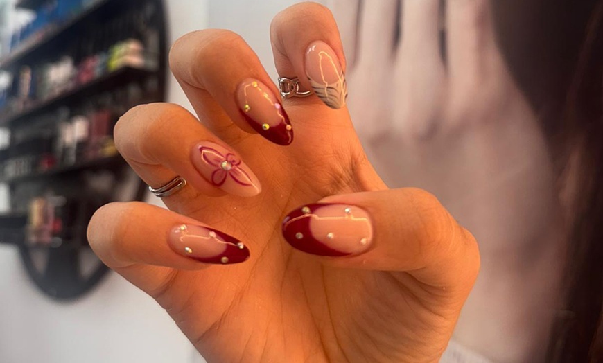 Image 10: Manicura y/o pedicura o primera puesta de gel/acrílico 