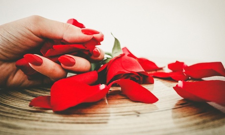 3 manicure e 3 pedicure con smalto a scelta a La Vanità - Centro Estetico (sconto fino a 61%)