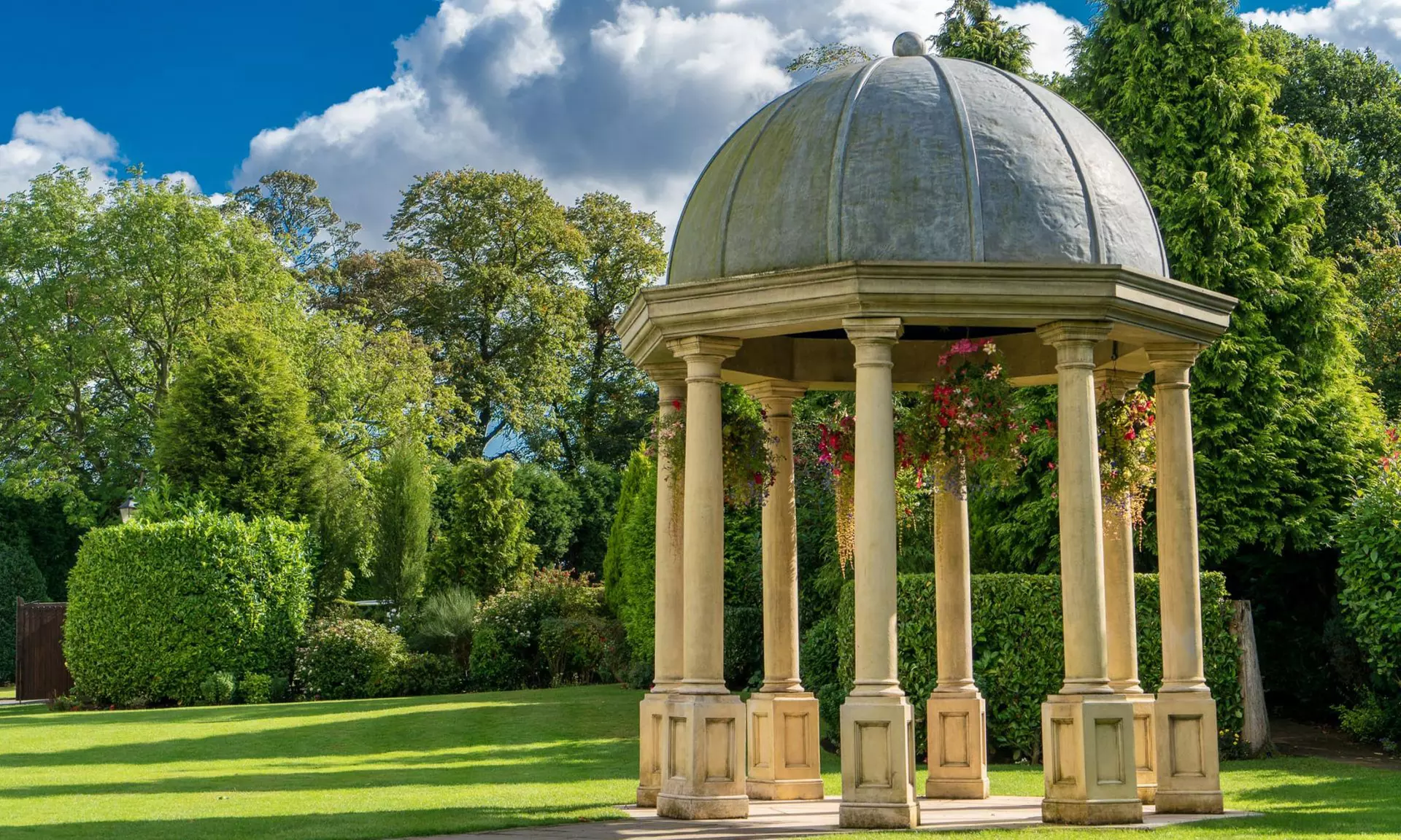 West Yorkshire Escape: Luxurious Stay for 2 with Breakfast & Dinner