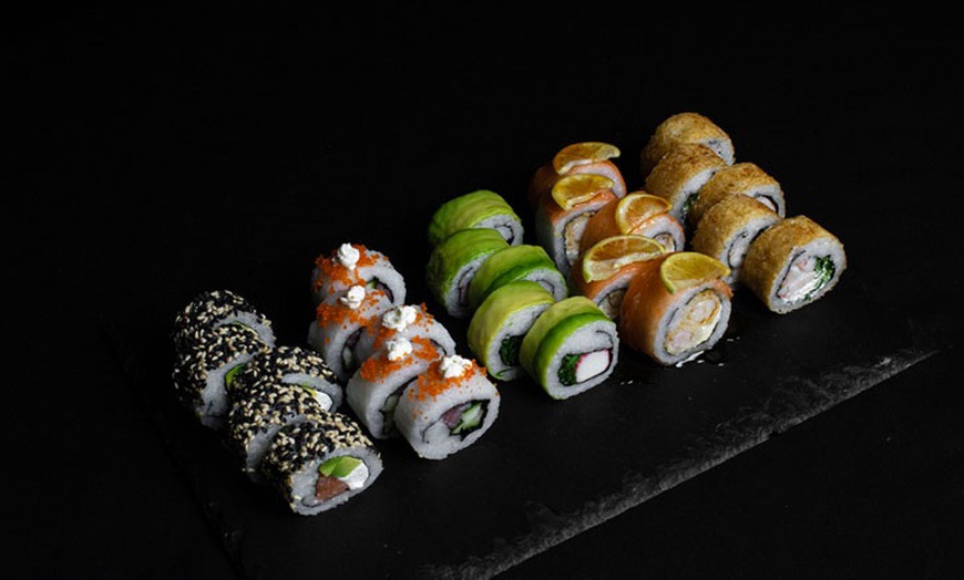 Image 5: 30, 40 o 70 piezas de sushi y bebidas para compartir