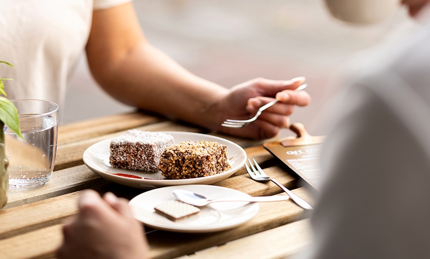 Image 2: Belgische Waffel mit Sauce, Streusel, Topping und Eis nach Wahl