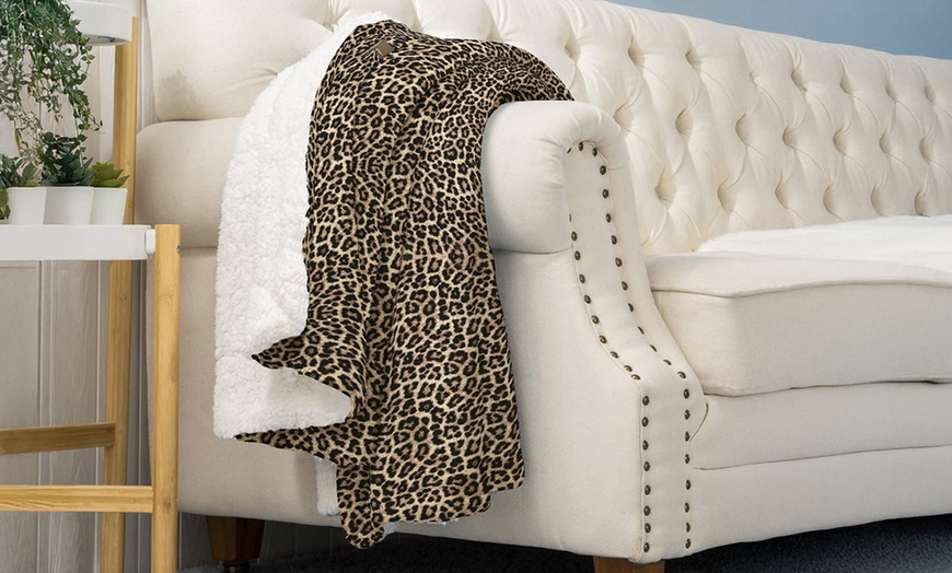 Image 32: Manta Sherpa suave y cálida