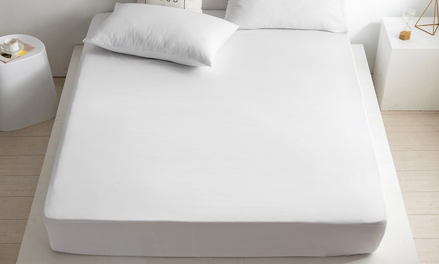 Image 1: Comfortable, Breathable 25cm Fitted Sheets