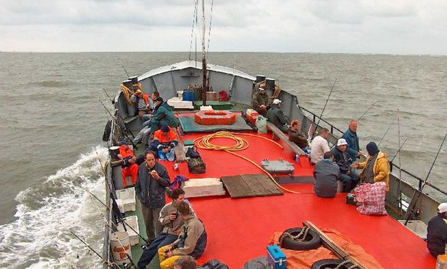 Image 1: Sportvissen op de zee