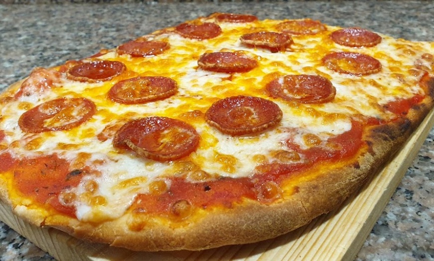 Image 2: Pizza al metro para 2 o 4 con entrante, postre y botella de vino