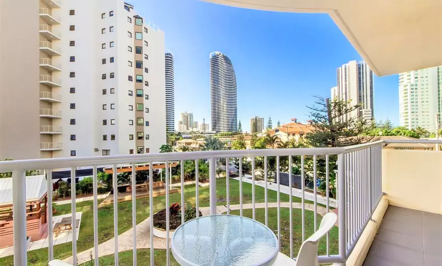 Image 4: Broadbeach: 2N Apartment Stay with Wine