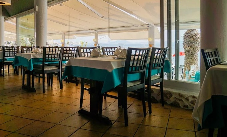 Image 11: Menu de caldero con entrantes, principales, postres y bebidas