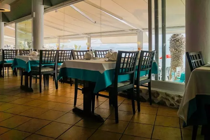 Menu de caldero con entrantes, principales, postres y bebidas