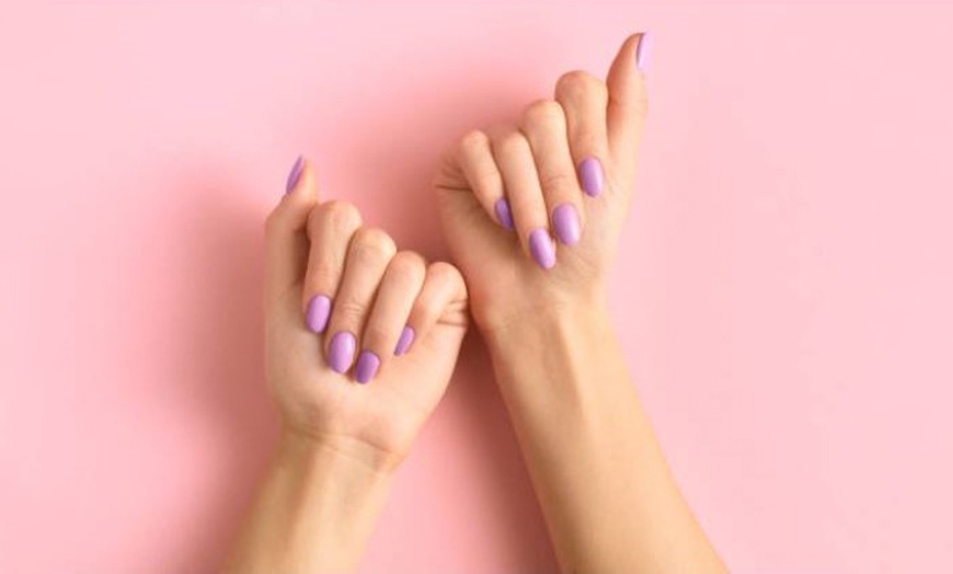 Image 1: Sesión de manicura, pedicura o ambas con esmaltado a elegir