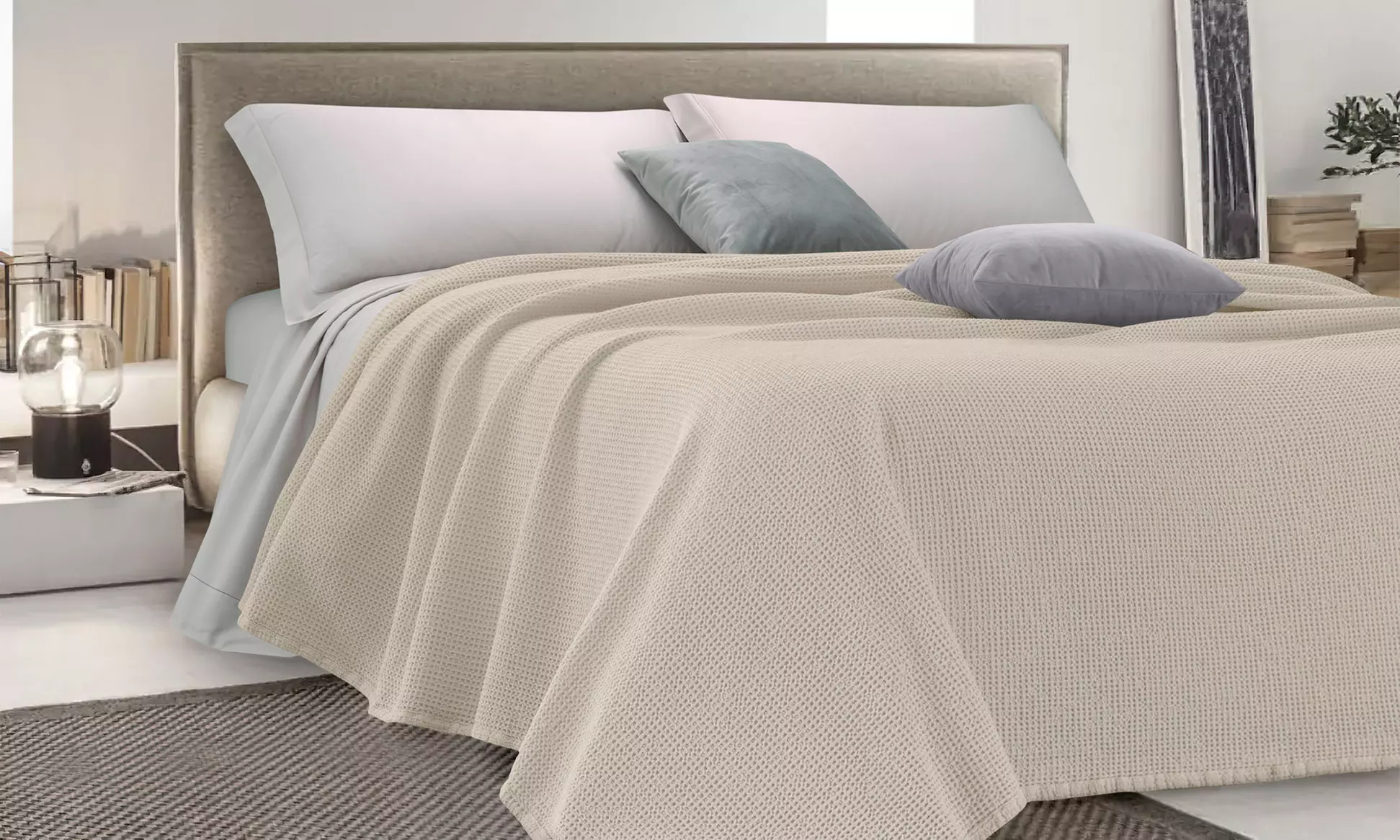 Tagesdecke mit Honigwaben in der Farbe und Größe nach Wahl - Primary Image